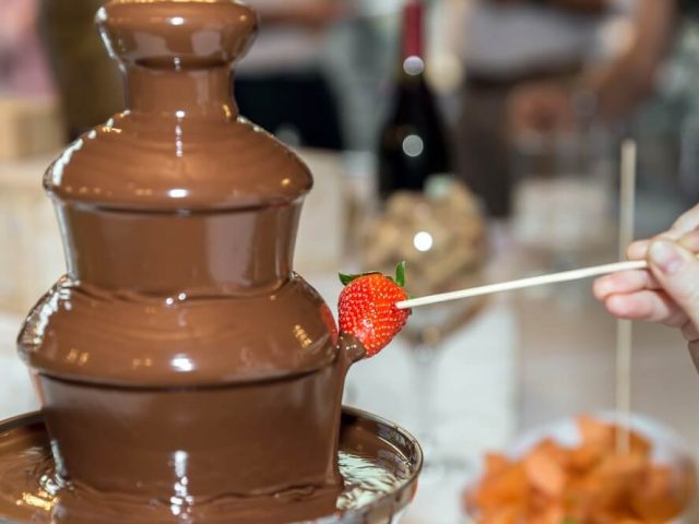 Čokoladna fontana – Savršen slatki spektakl za svaku proslavu